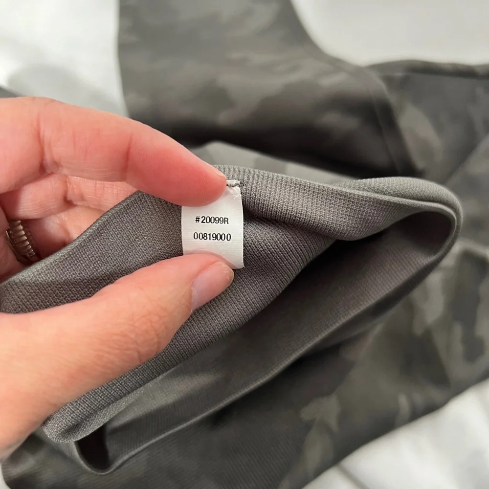 Spanx Seamless Shaping Cropped Leggings, Camo, Size L/G - Picture 5 of 7